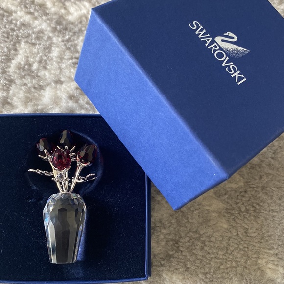 Swarovski Red Roses in Vase - Picture 2 of 7